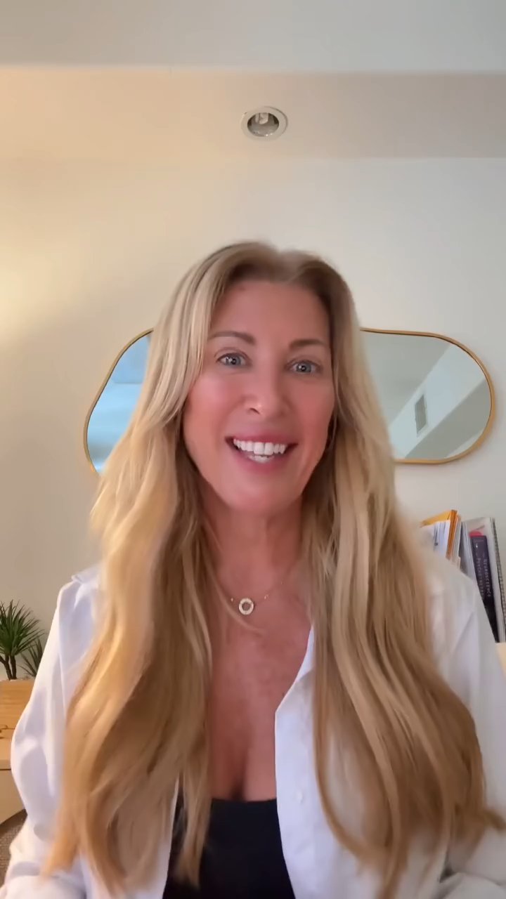 Erin Badour explaining neurofeedback in her Los Angeles office